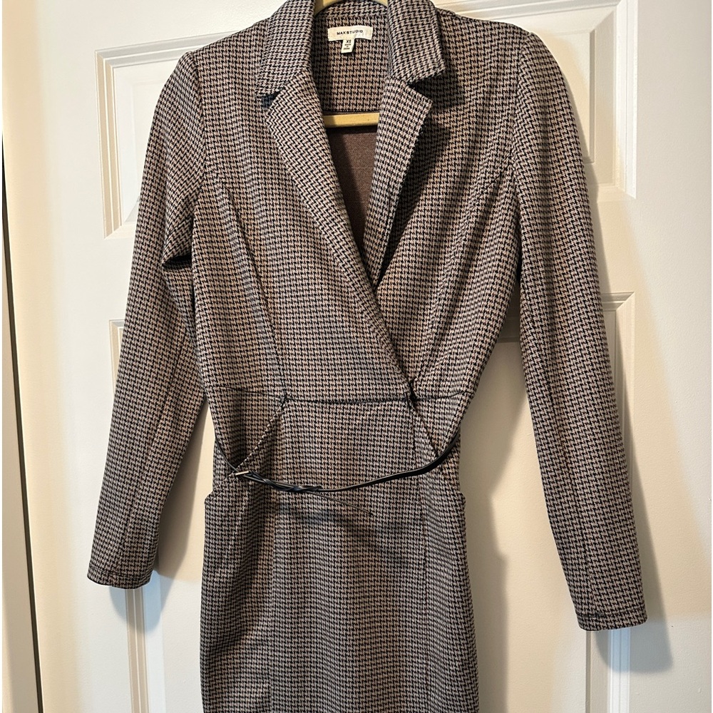 Designer - Max Studio fitted Houndstooth dress -accentuating slim black belt
